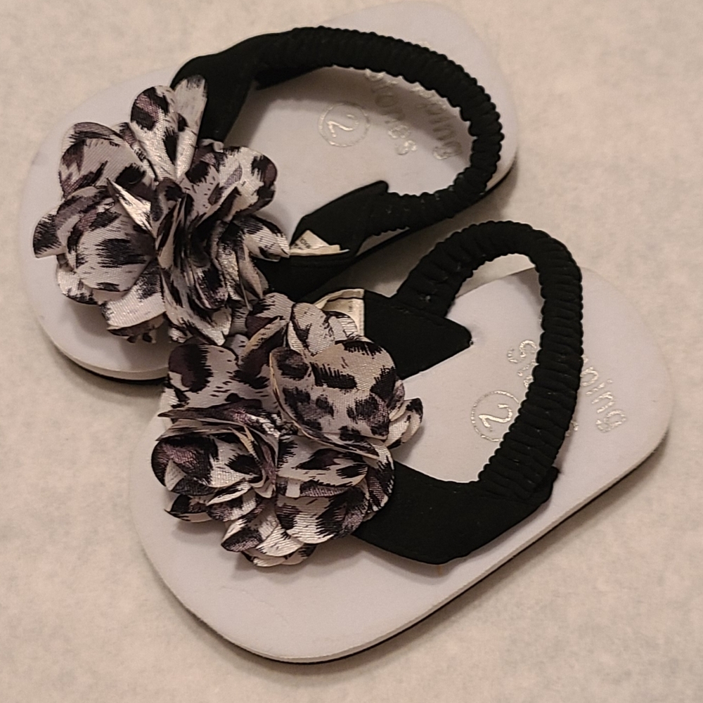 Baby sandals/flip flops with flower detail
